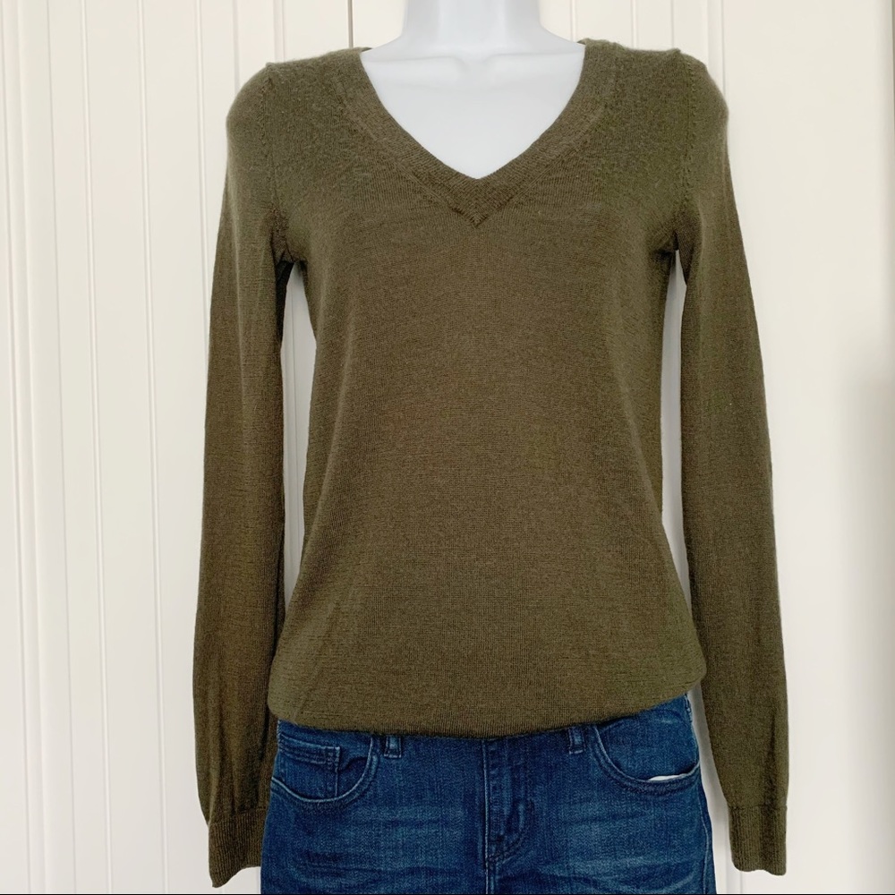 GAP UltraSoft Wool V-neck Sweater in Army Green XS